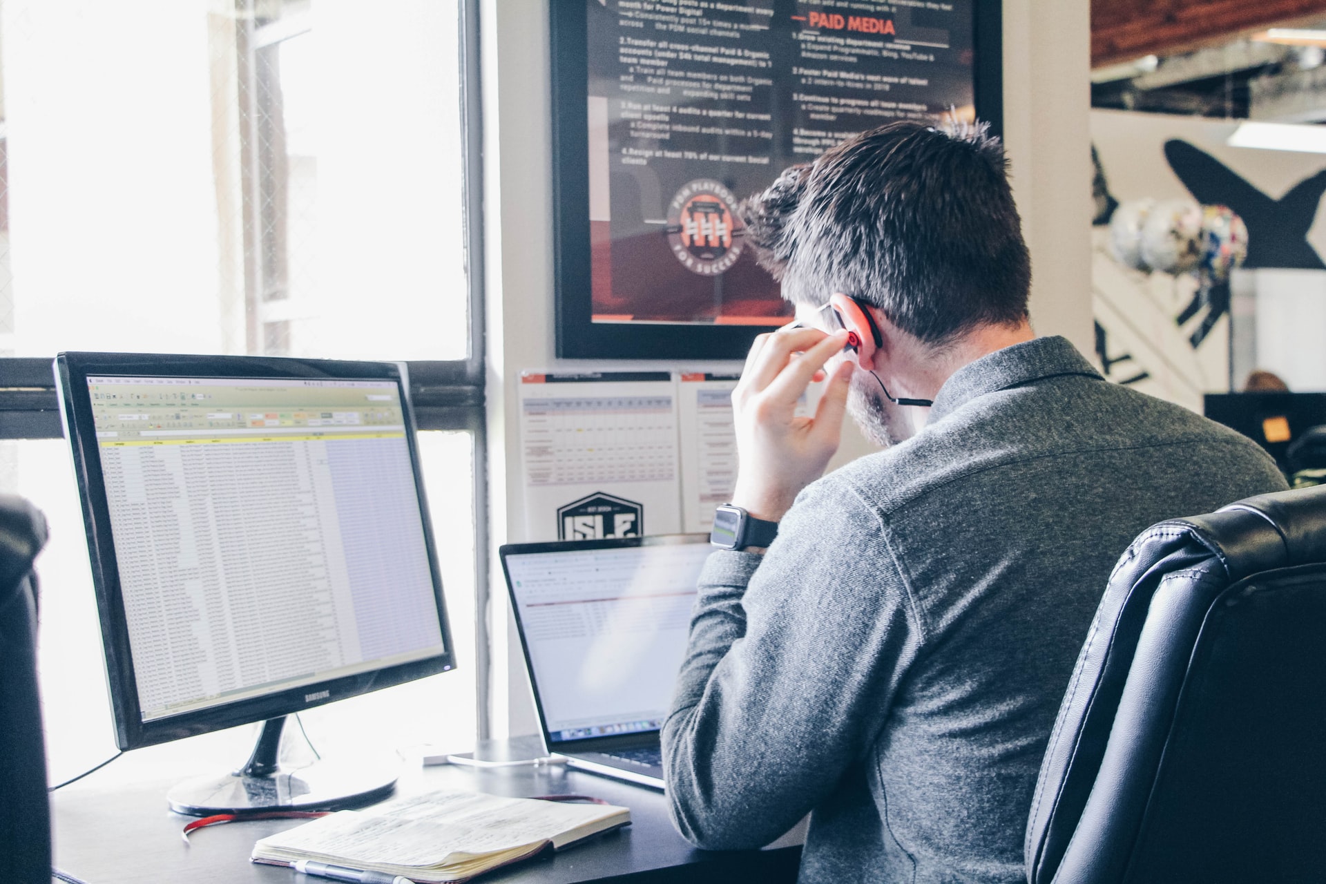 Social Listening vs Social Monitoring: How to Use Both for Content Planning